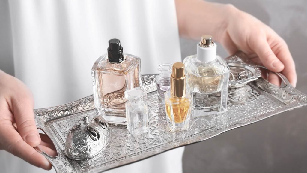 Parfemi na poslužavniku