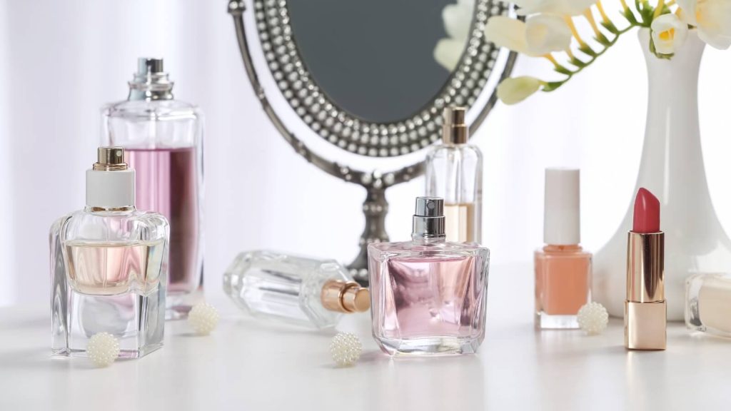 Parfemi na toaletnom stočiću