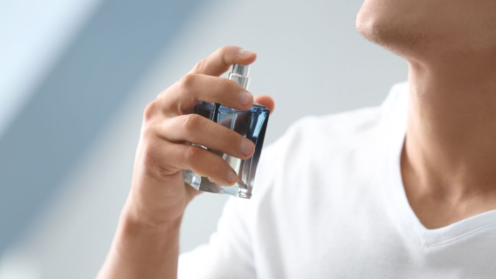 Muškarac prska parfem