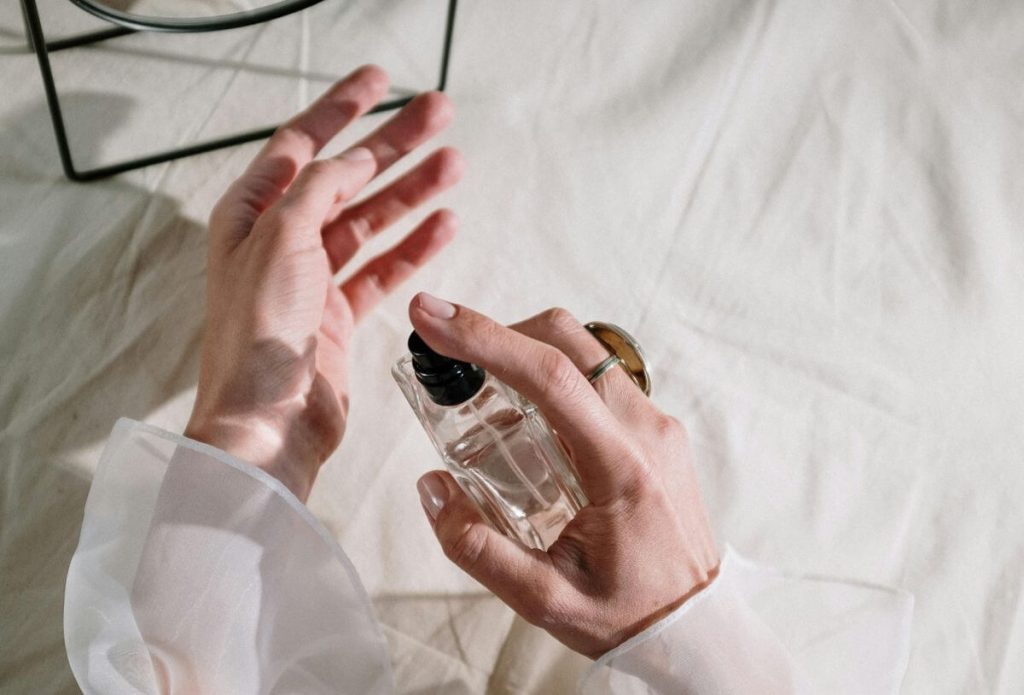 Testiranje parfema na ručnom zglobu.