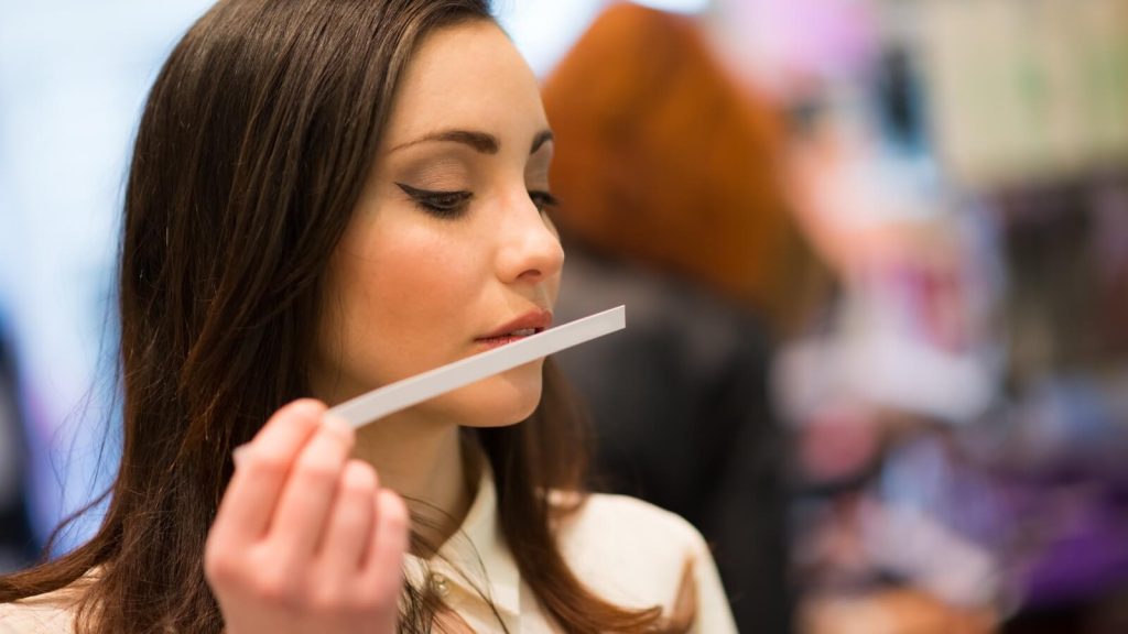 Žena miriše parfimisan bloter